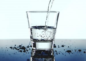 喉が渇いていなくてもこまめに水分を摂る