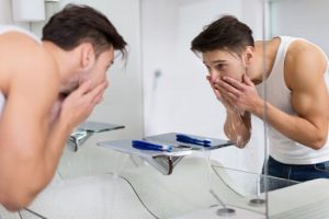 水で顔を洗う